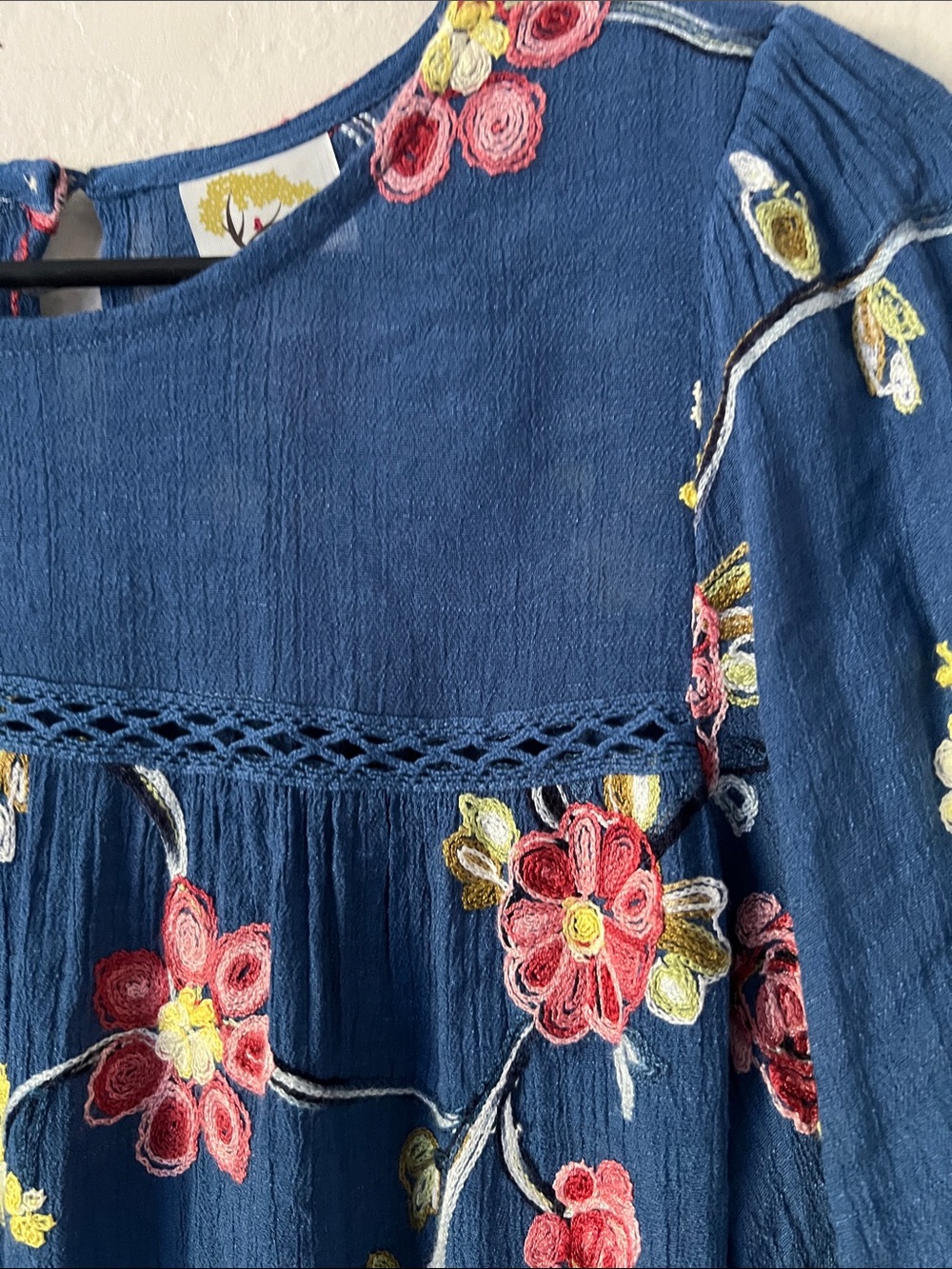Like New! FIG and Flower Boho Embroidered Navy Floral Peasant Top Size L - Picture 3 of 11